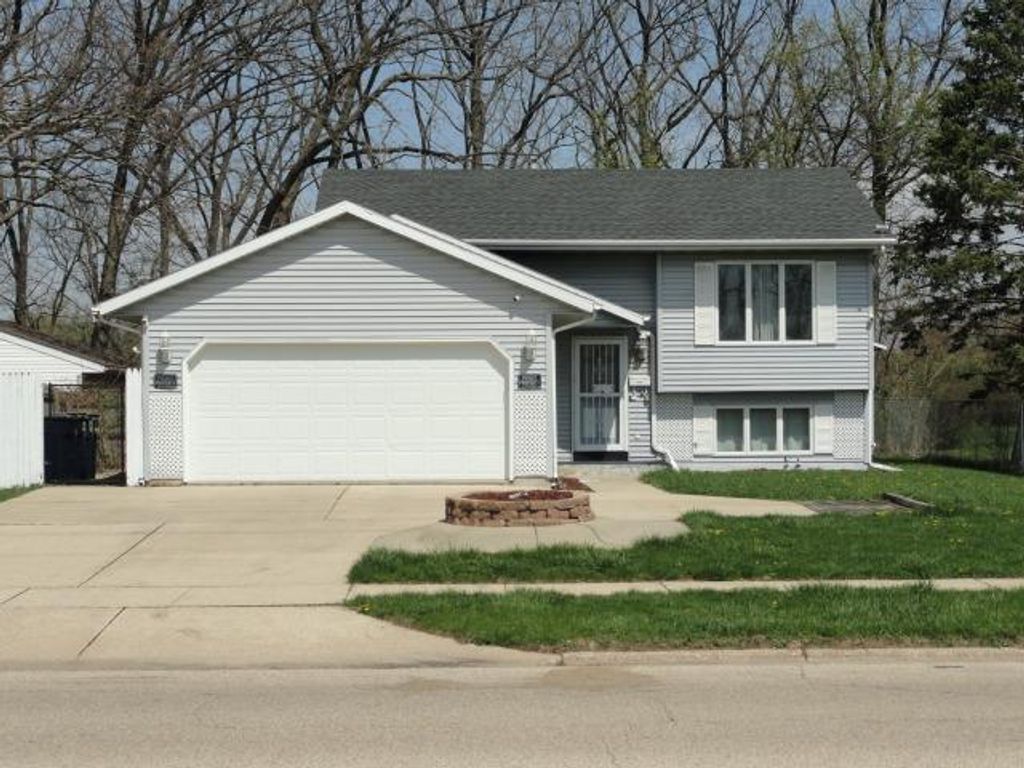 Photo of 468 W Delavan Dr, Janesville, WI 53546 (MLS # 2021164)