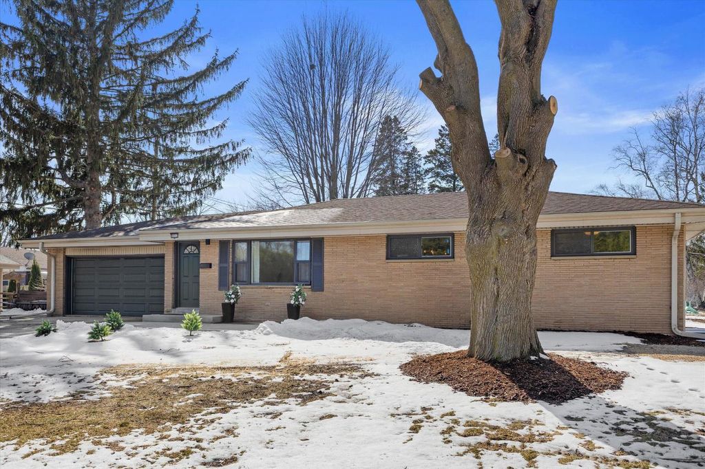Photo of 831 W Riverview DRIVE, Glendale, WI 53209 (MLS # 1954615)