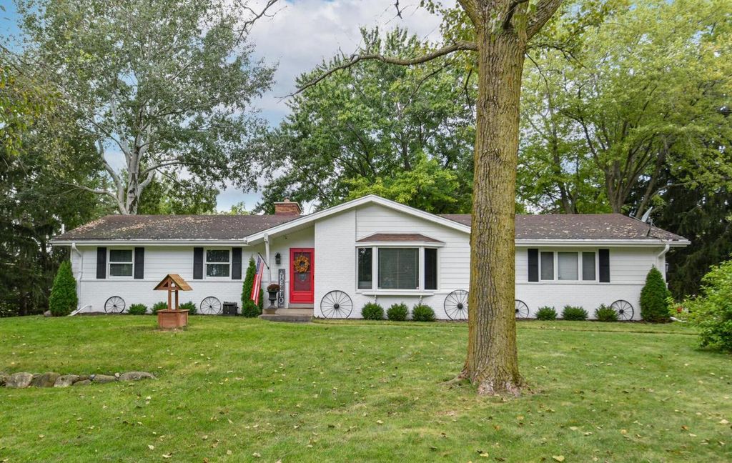 Photo of W220S6805 Crowbar DRIVE, Muskego, WI 53150 (MLS # 1952676)