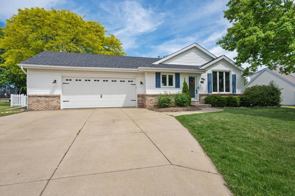 Photo of 3938 W Minnesota AVENUE, Franklin, WI 53132 (MLS # 1964461)