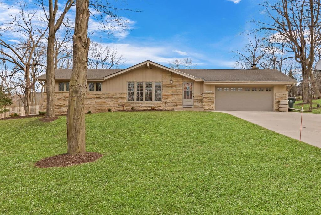 Photo of N17W27387 Lakefield DRIVE, Pewaukee, WI 53072 (MLS # 1955252)