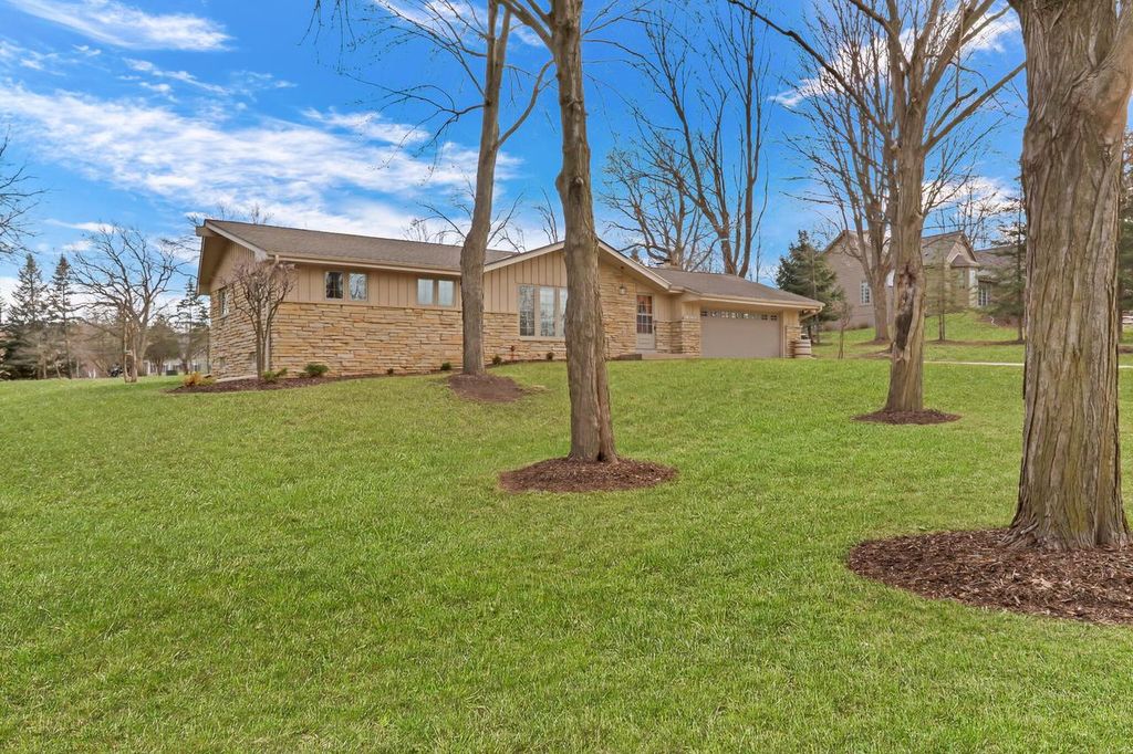 Photo of N17W27387 Lakefield DRIVE, Pewaukee, WI 53072 (MLS # 1955252)