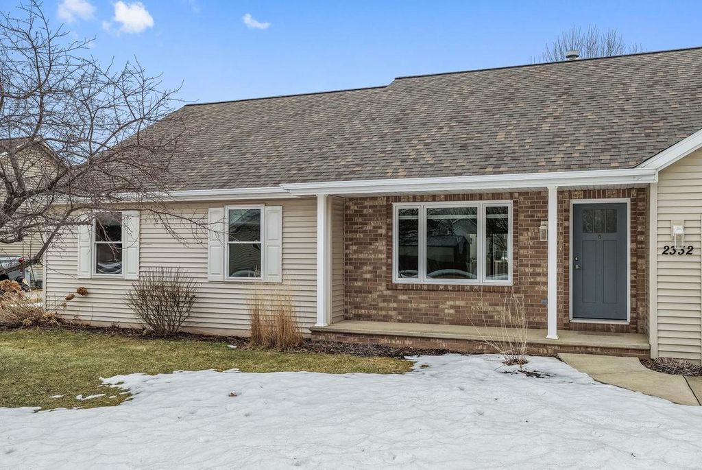 Photo of 2332 Oak Ridge CIRCLE, De Pere, WI 54115 (MLS # 50322707)