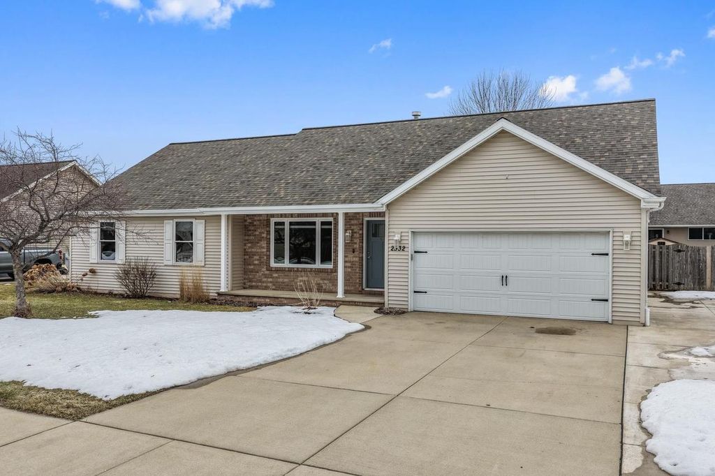Photo of 2332 Oak Ridge CIRCLE, De Pere, WI 54115 (MLS # 50322707)