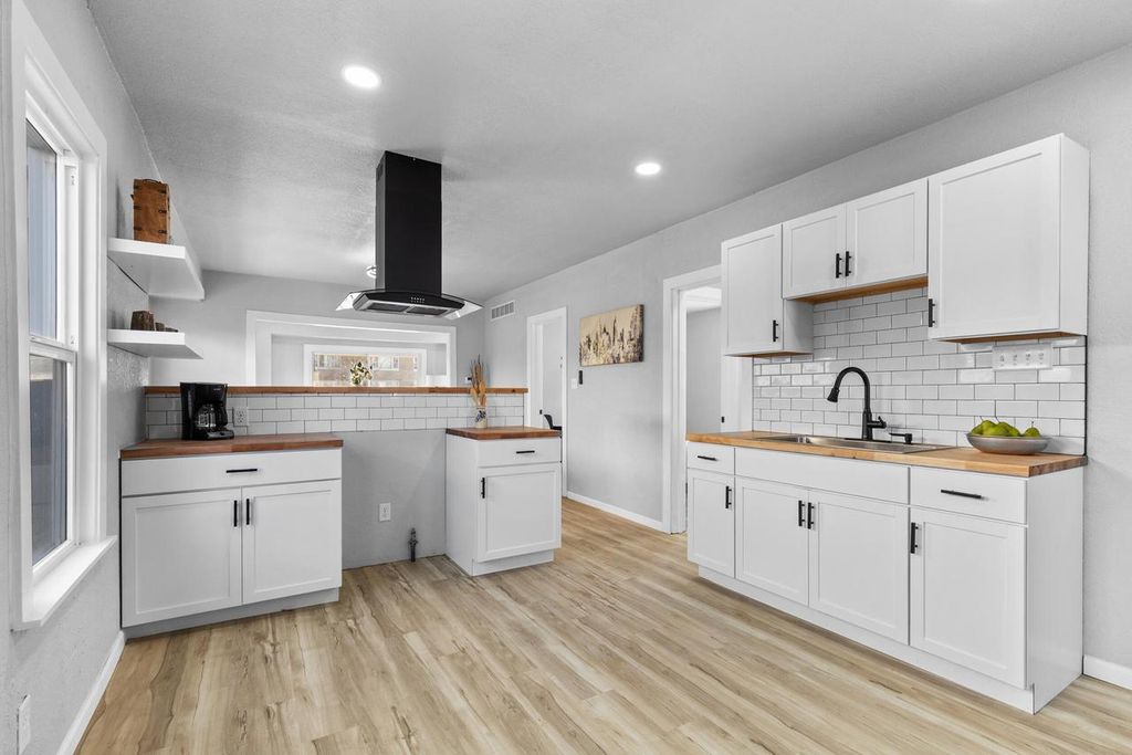 Photo of 1706 W Oklahoma AVENUE, Milwaukee, WI 53215 (MLS # 1944671)