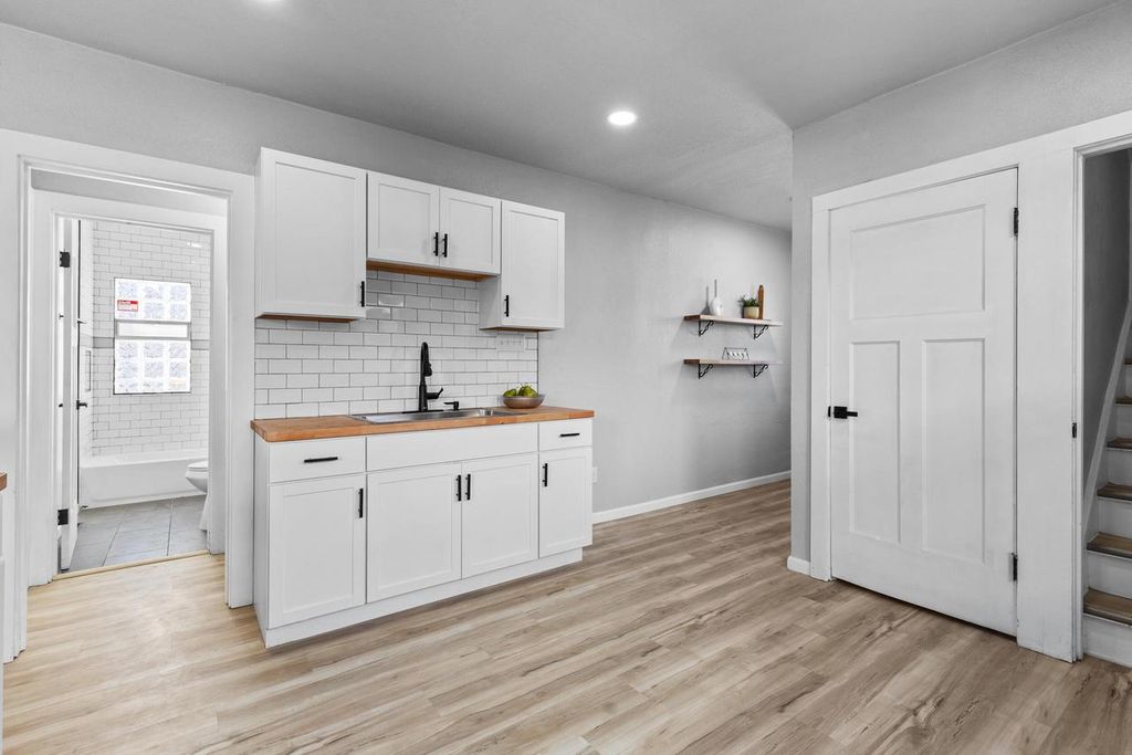 Photo of 1706 W Oklahoma AVENUE, Milwaukee, WI 53215 (MLS # 1944671)