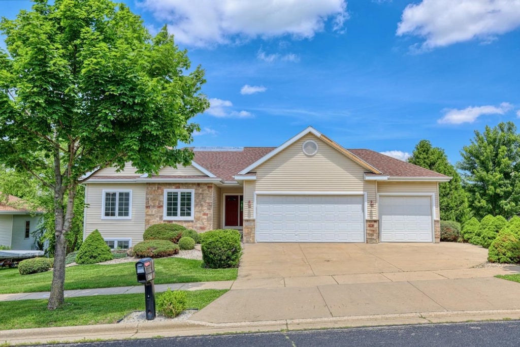 Photo of 417 Skyview DRIVE, Waunakee, WI 53597 (MLS # 2026905)