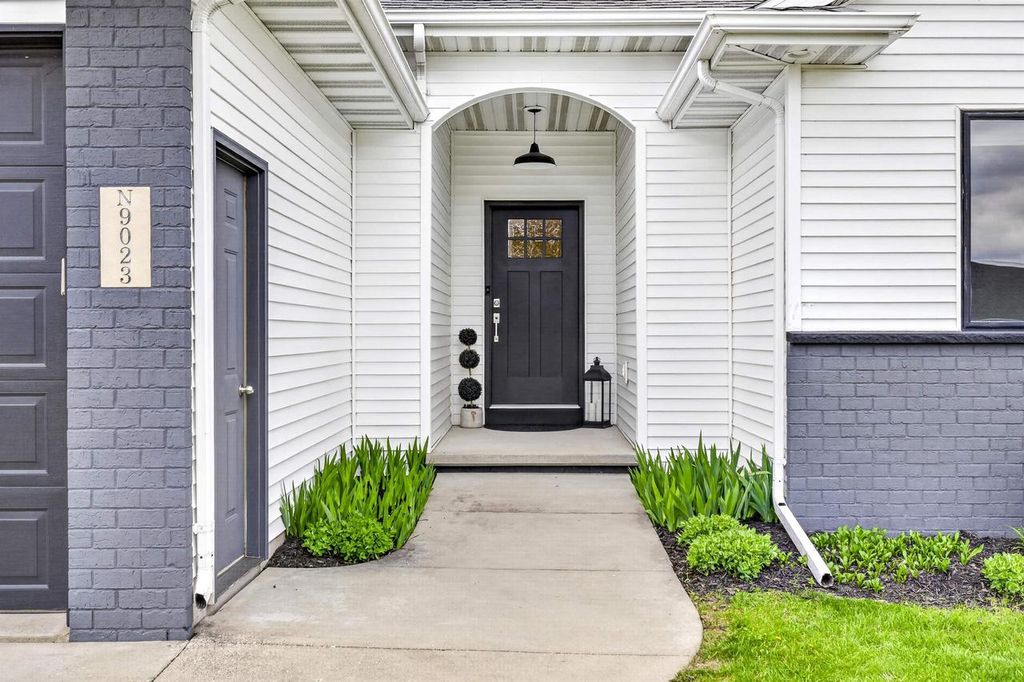 Photo of N9023 Spring Valley ROAD, Menasha, WI 54952 (MLS # 50325229)