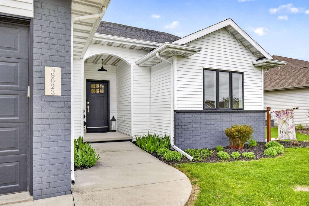 Photo of N9023 Spring Valley ROAD, Menasha, WI 54952 (MLS # 50325229)