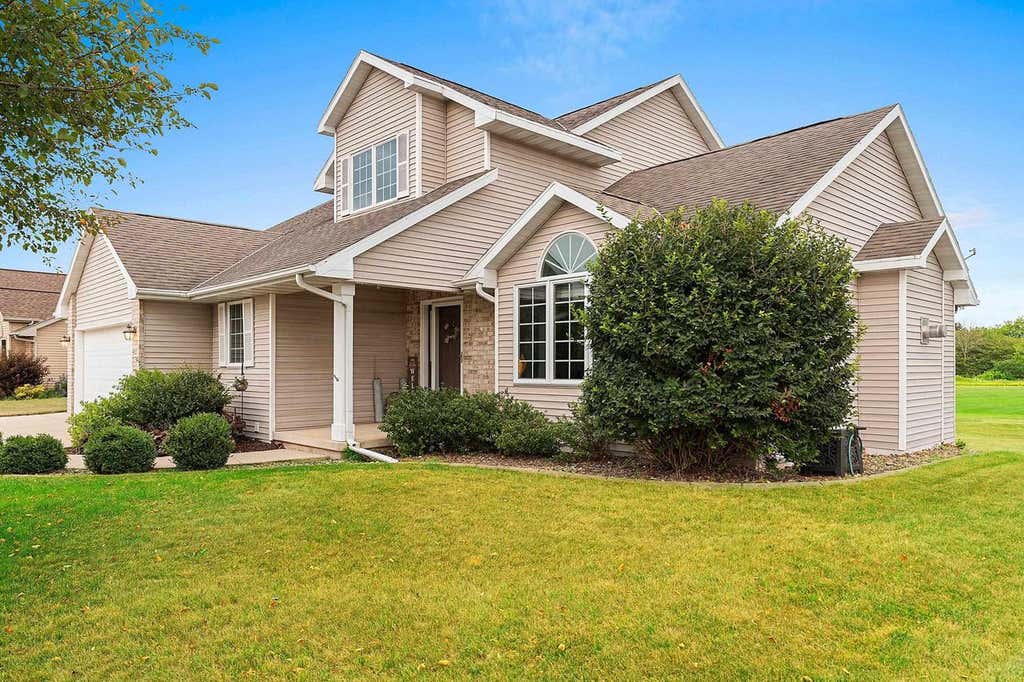 Photo of 465 Winding Waters WAY, De Pere, WI 54115 (MLS # 50331501)