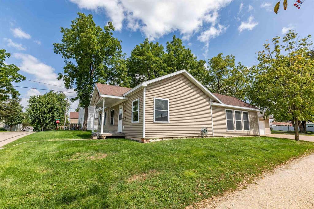 Photo of 109 N Rogers STREET, Dodgeville, WI 53533 (MLS # 2031187)