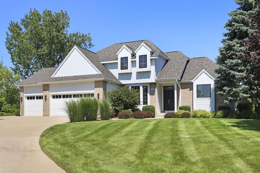 Photo of 1570 Fairway COURT #16-19, Lake Geneva, WI 53147 (MLS # 1970706)