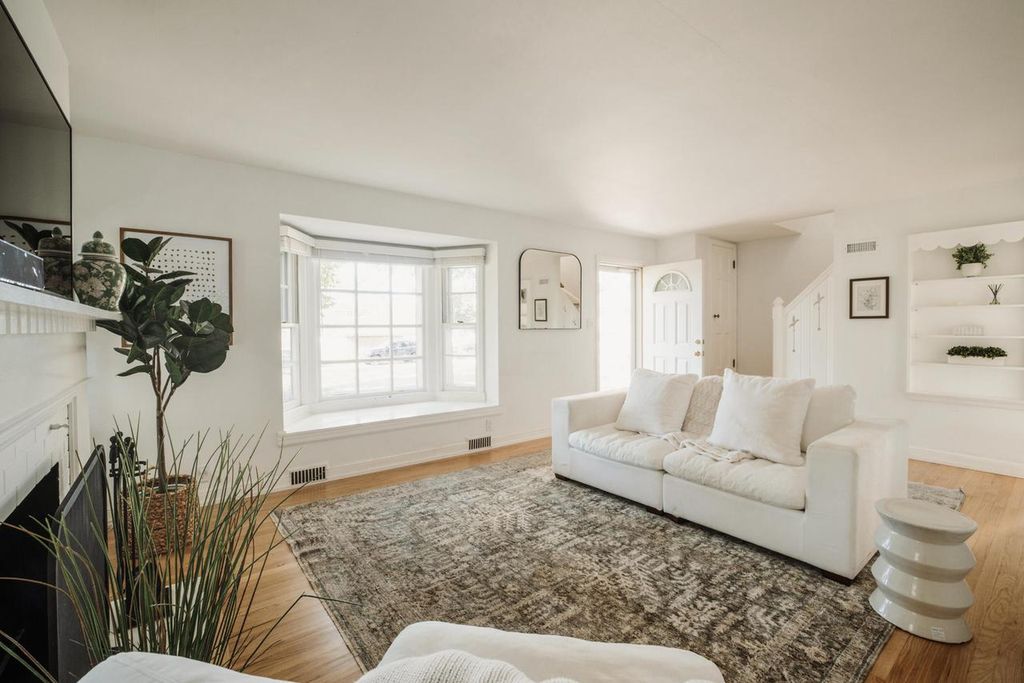 Photo of 4750 N Ardmore AVENUE, Whitefish Bay, WI 53211 (MLS # 1940077)