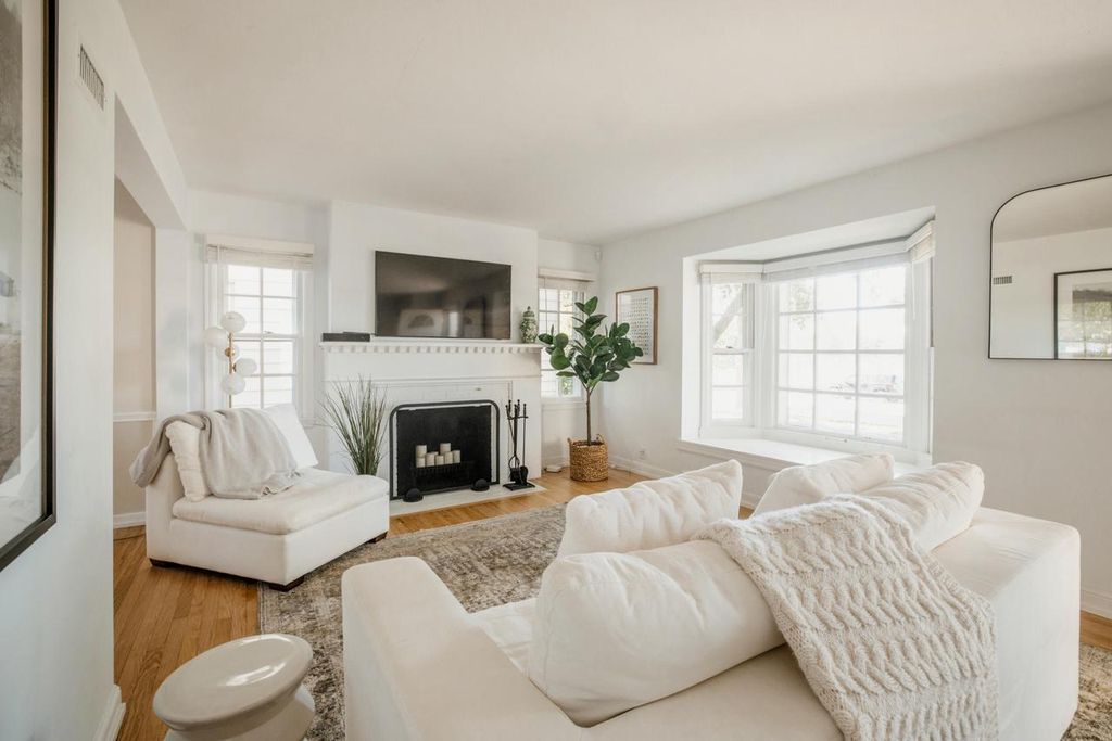 Photo of 4750 N Ardmore AVENUE, Whitefish Bay, WI 53211 (MLS # 1940077)