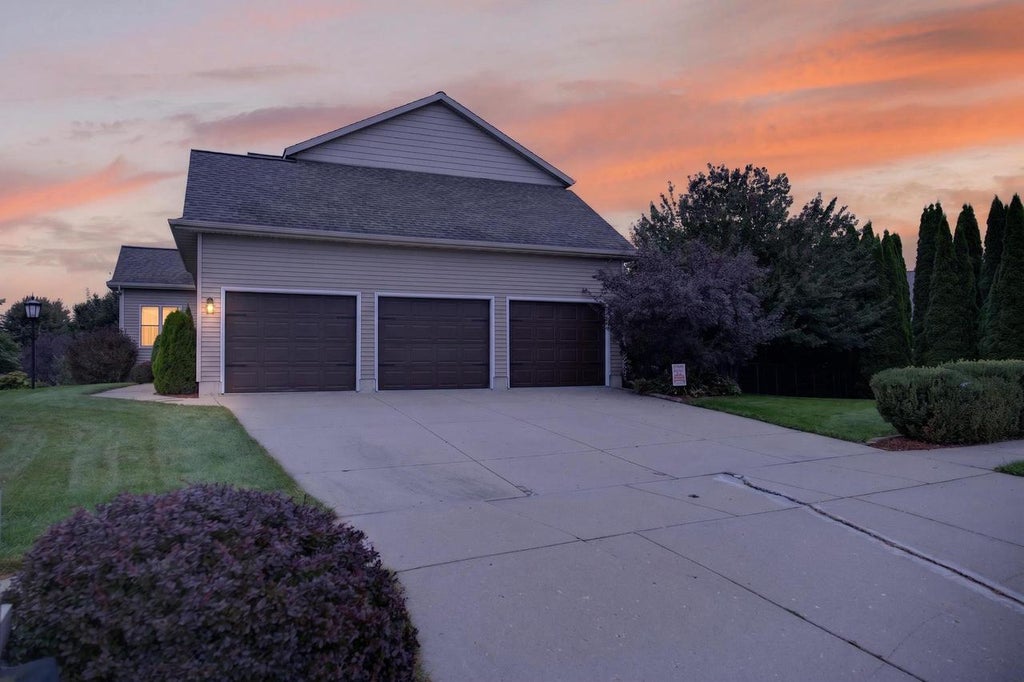 Photo of 305 Ridgeview LANE, Columbus, WI 53925 (MLS # 2032594)