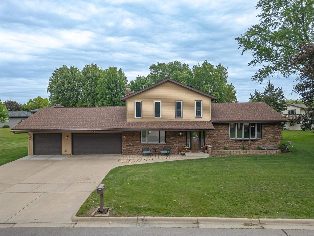 Photo of 815 Westwood DRIVE, Onalaska, WI 54650 (MLS # 2024238)