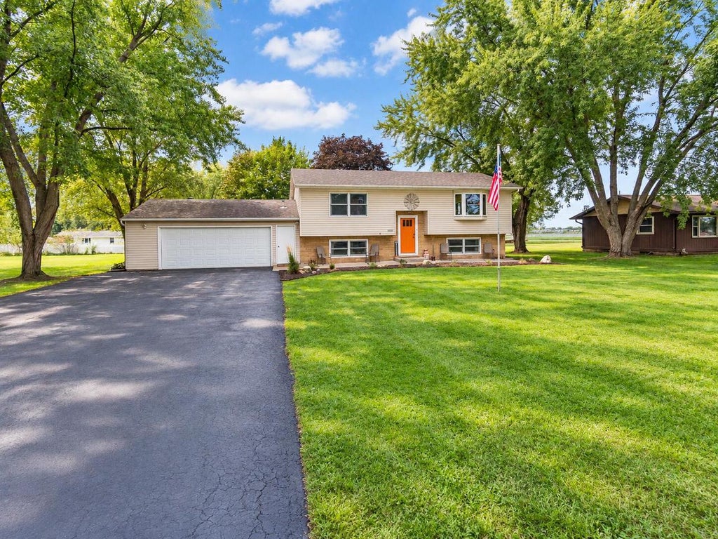 Photo of N5889 Lakeview COURT E COURT E, Onalaska, WI 54650 (MLS # 1982520)