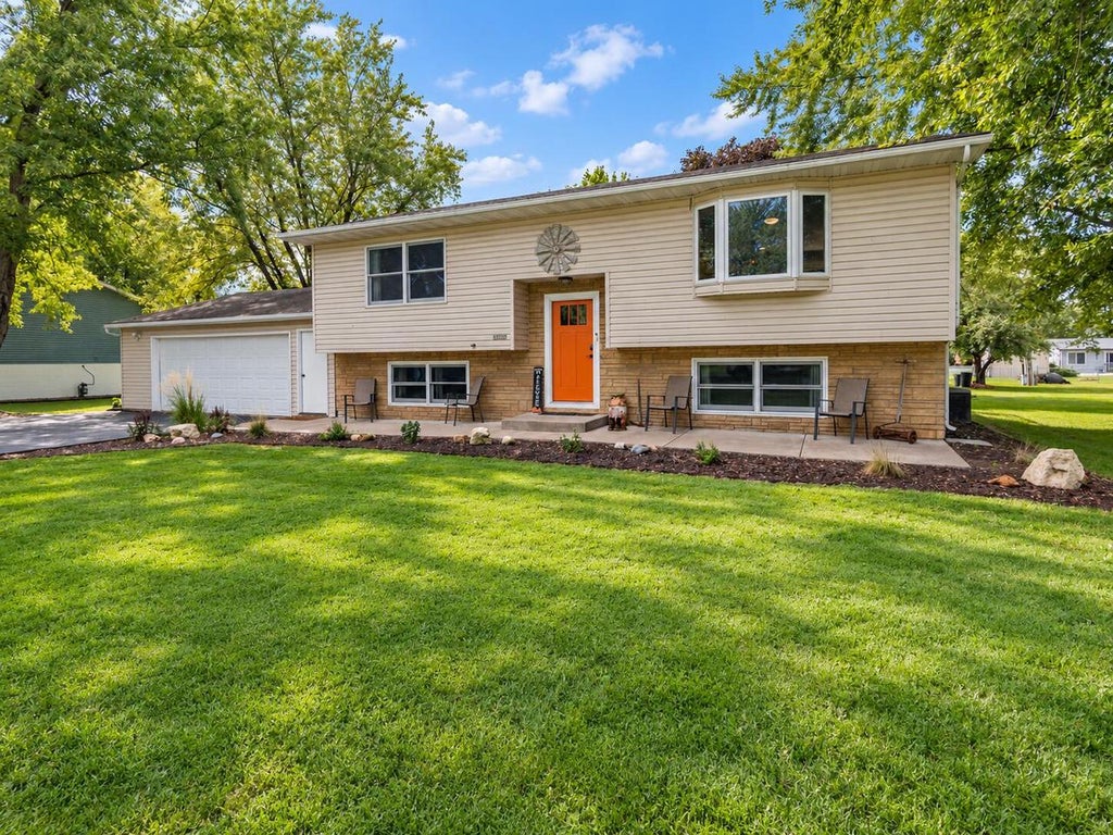 Photo of N5889 Lakeview COURT E COURT E, Onalaska, WI 54650 (MLS # 1982520)
