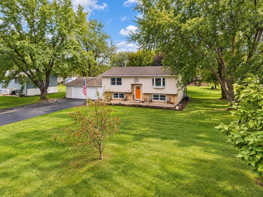 Photo of N5889 Lakeview COURT E COURT E, Onalaska, WI 54650 (MLS # 1982520)