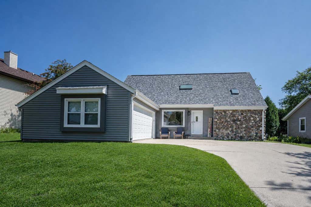 Photo of 8560 S Sharon DRIVE, Oak Creek, WI 53154 (MLS # 1975908)