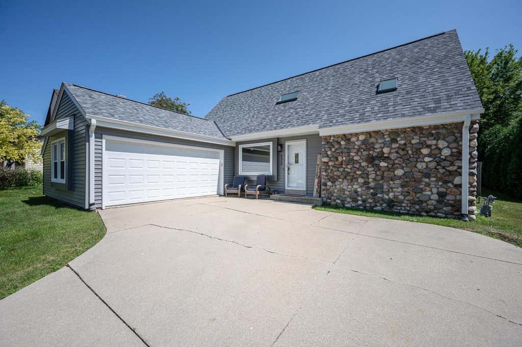 Photo of 8560 S Sharon DRIVE, Oak Creek, WI 53154 (MLS # 1975908)