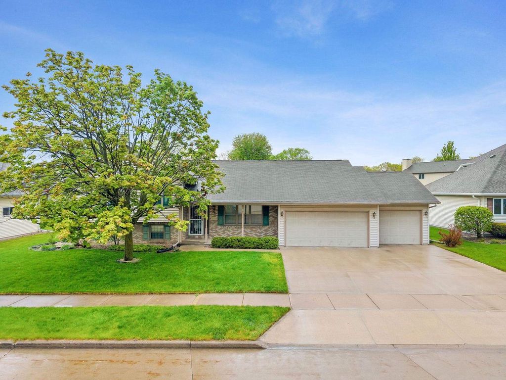 Photo of 2108 S Matthias STREET, Appleton, WI 54915 (MLS # 50325690)