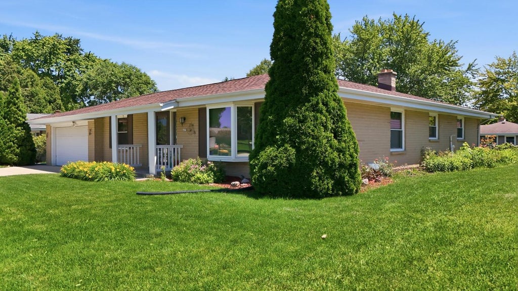 Photo of 605 E Laverne DRIVE, Oak Creek, WI 53154 (MLS # 1966728)
