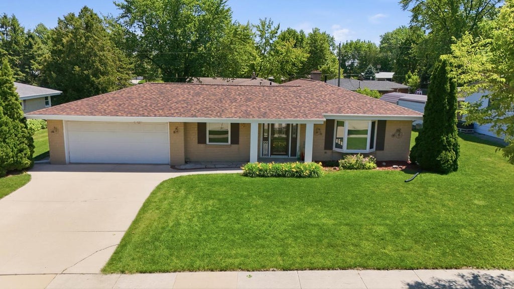 Photo of 605 E Laverne DRIVE, Oak Creek, WI 53154 (MLS # 1966728)