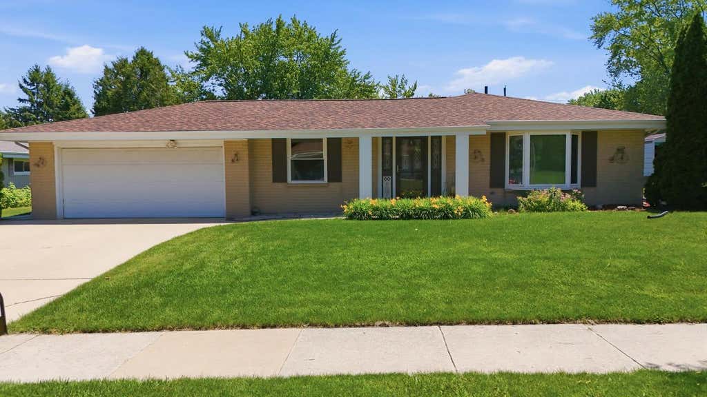 Photo of 605 E Laverne DRIVE, Oak Creek, WI 53154 (MLS # 1966728)