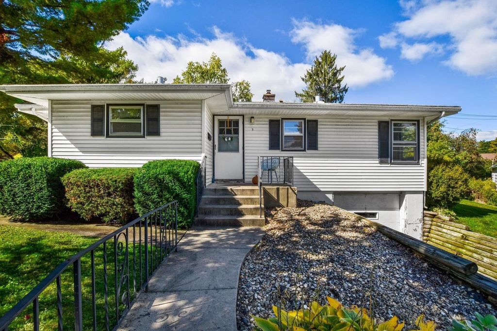 Photo of W47N849 Bobolink AVENUE, Cedarburg, WI 53012 (MLS # 1944543)