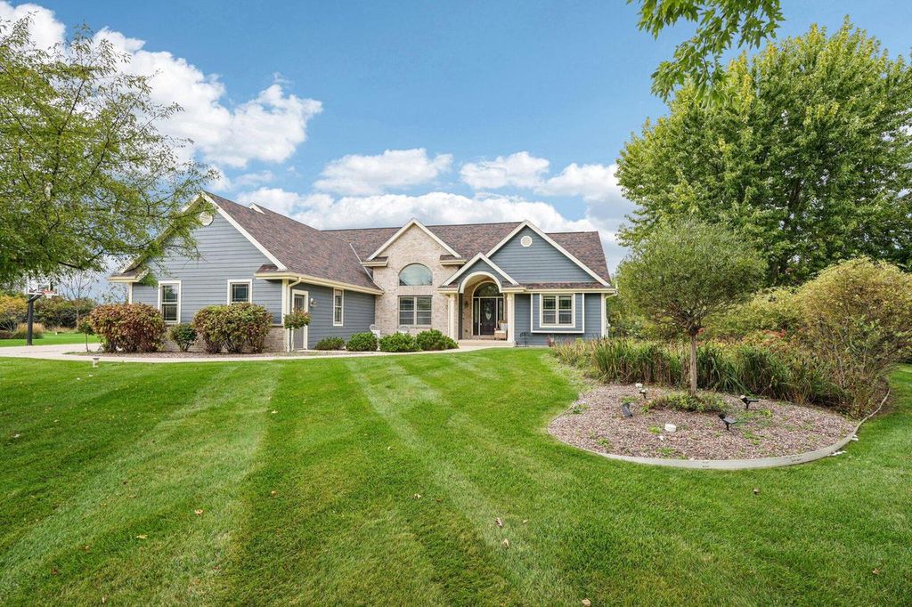 Photo of W344N6731 Jorgenson WAY, Oconomowoc, WI 53066 (MLS # 1939166)