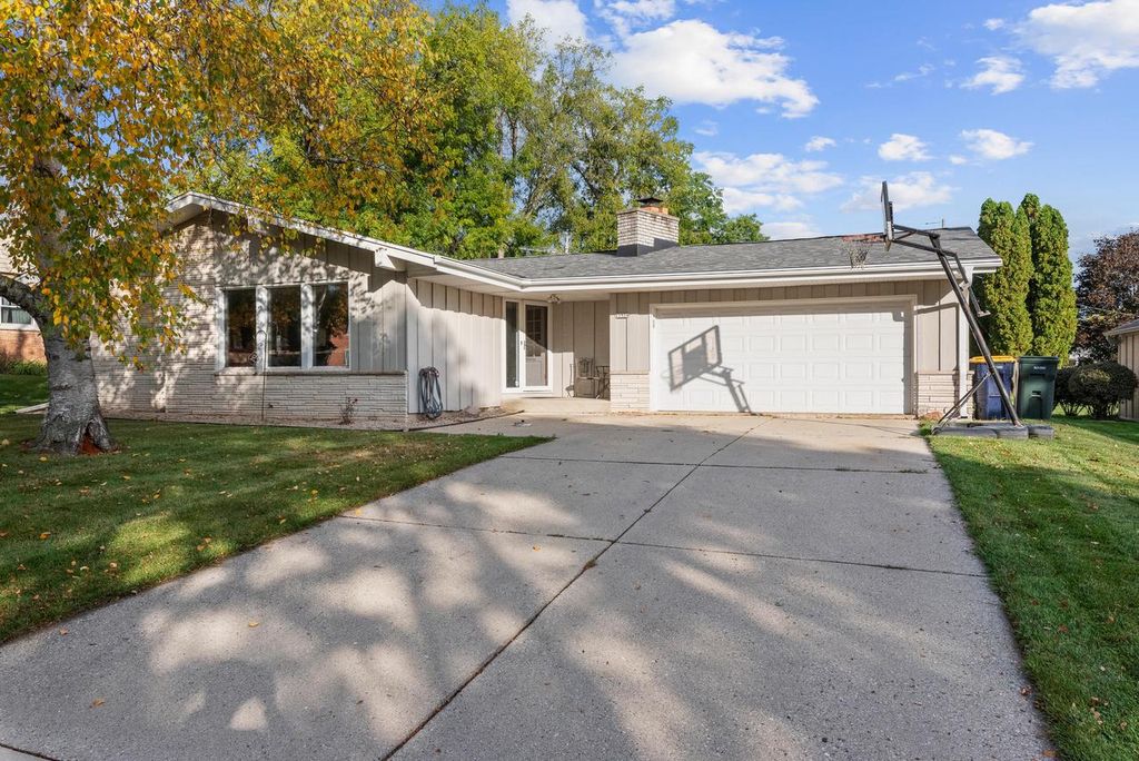 Photo of 11924 W Ohio AVENUE, West Allis, WI 53227 (MLS # 1939275)