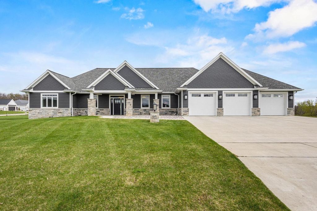 Photo of 2685 Creekwood CIRCLE, Green Bay, WI 54311 (MLS # 50325094)