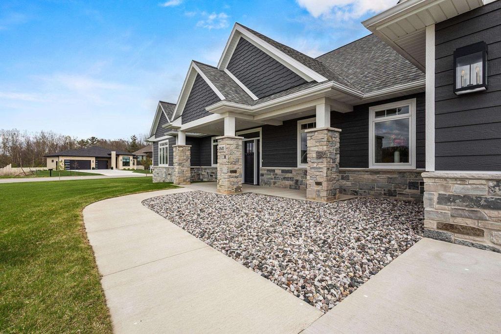 Photo of 2685 Creekwood CIRCLE, Green Bay, WI 54311 (MLS # 50325094)