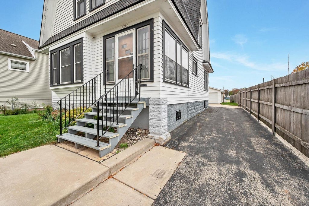 Photo of 1208 S Chestnut AVENUE, Green Bay, WI 54304 (MLS # 50334369)