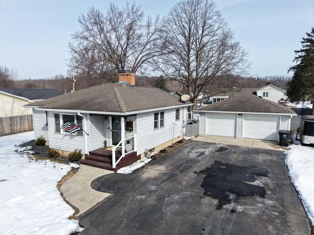 Photo of 808 Manor DRIVE, Silver Lake, WI 53170 (MLS # 1950137)