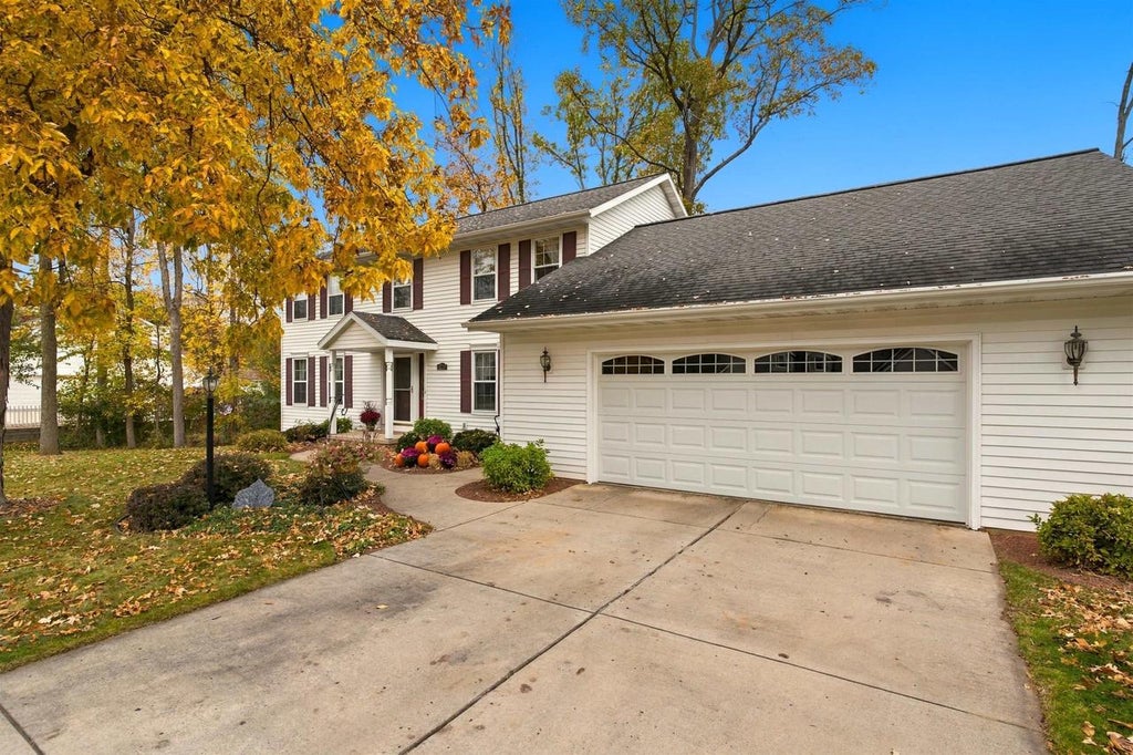 Photo of 1730 Surrey TRAIL, Green Bay, WI 54313 (MLS # 50334379)