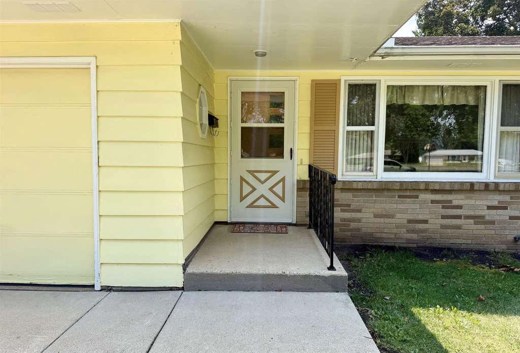 Photo of 2122 N Hawthorne Park DRIVE, Janesville, WI 53545 (MLS # 2030012)