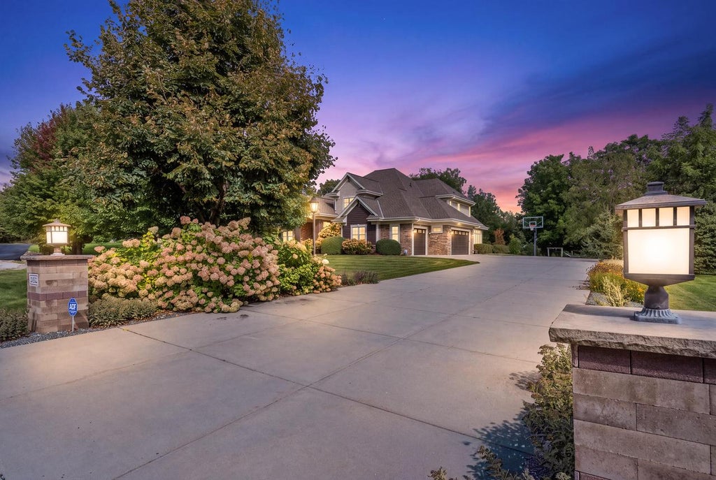 Photo of 11542 N Creekside COURT, Mequon, WI 53092 (MLS # 1983158)
