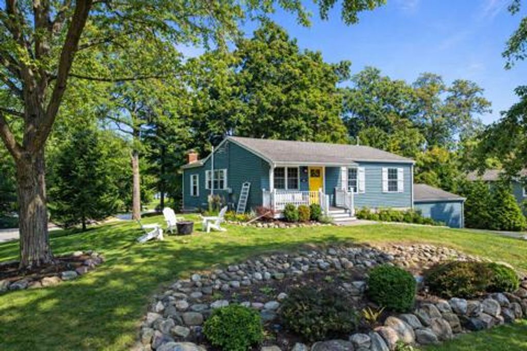 Photo of 426 Sylvan DRIVE, Fontana, WI 53125 (MLS # 1949909)