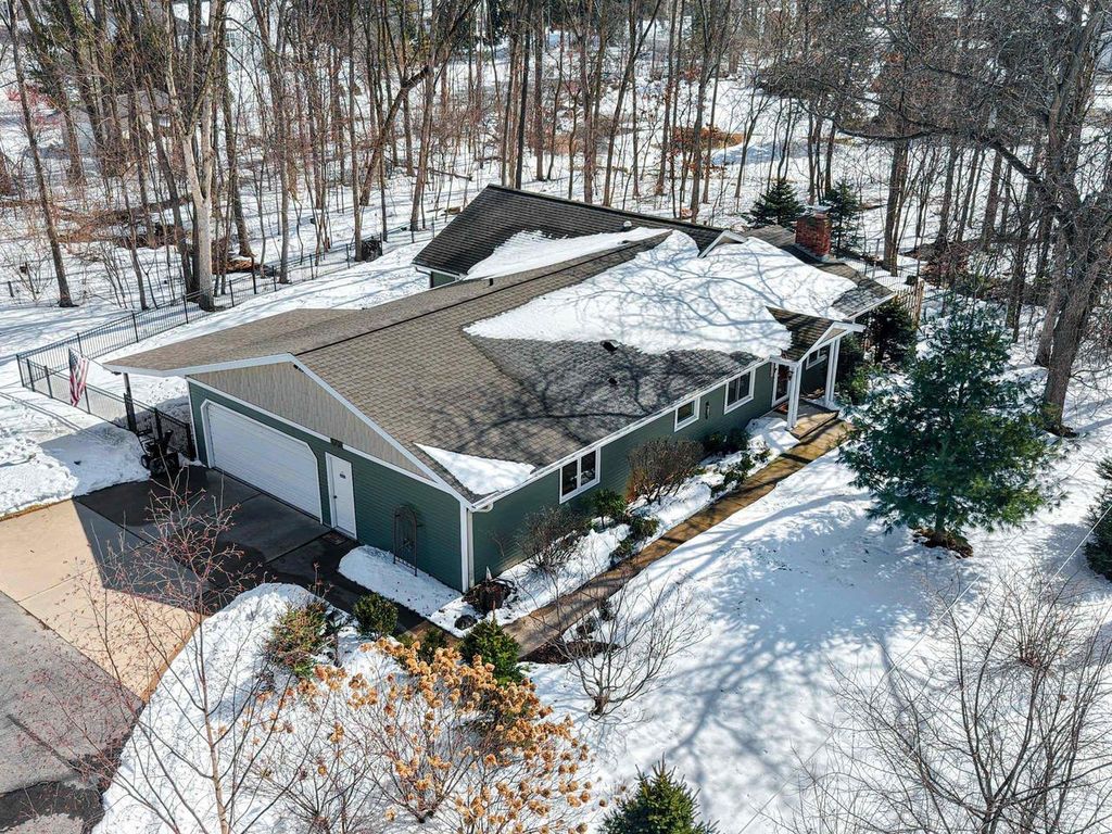 Photo of 2709 Summerset CIRCLE, Suamico, WI 54173 (MLS # 50322535)
