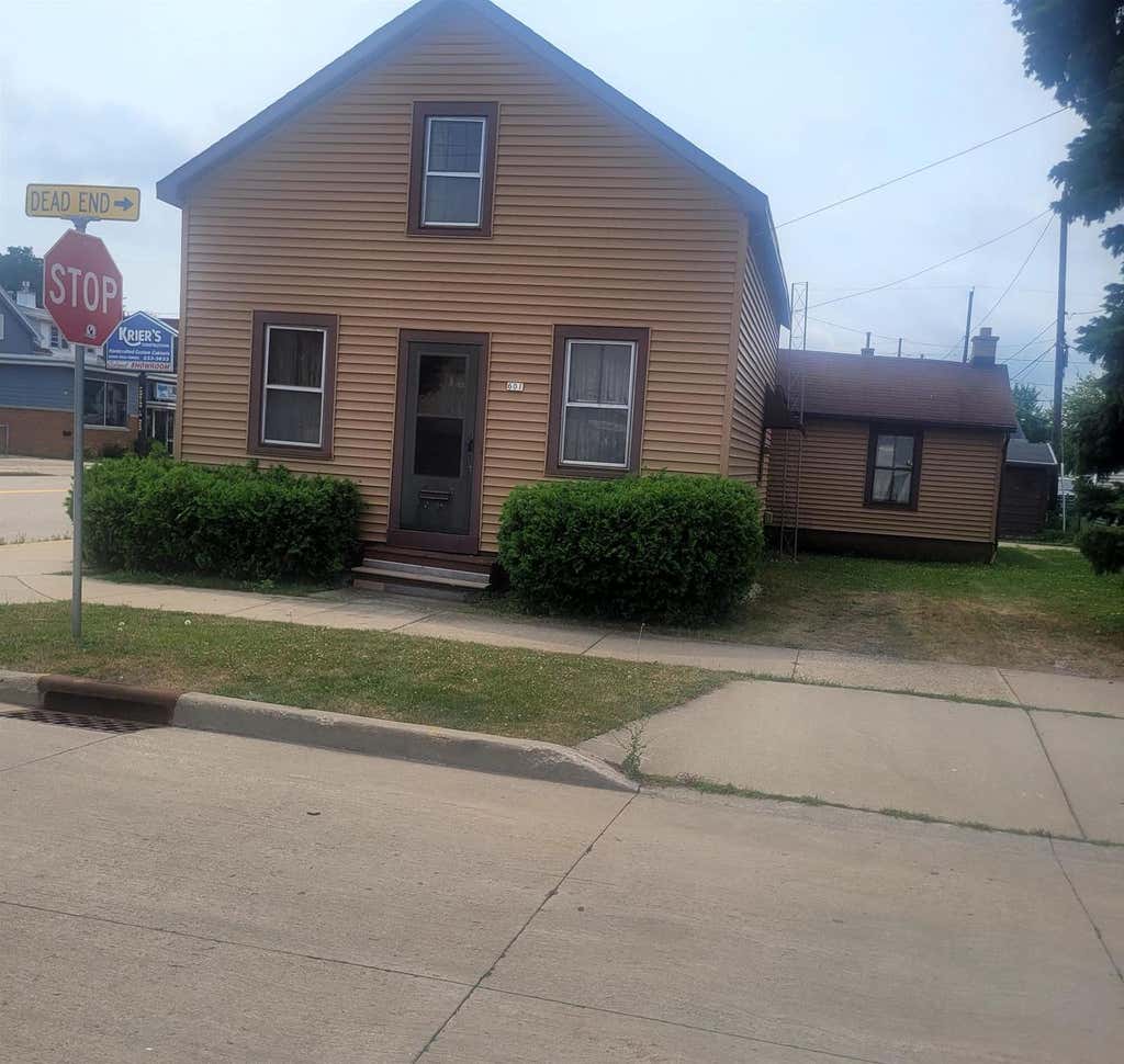 Photo of 601 W 7th AVENUE, Oshkosh, WI 54902 (MLS # 50329982)