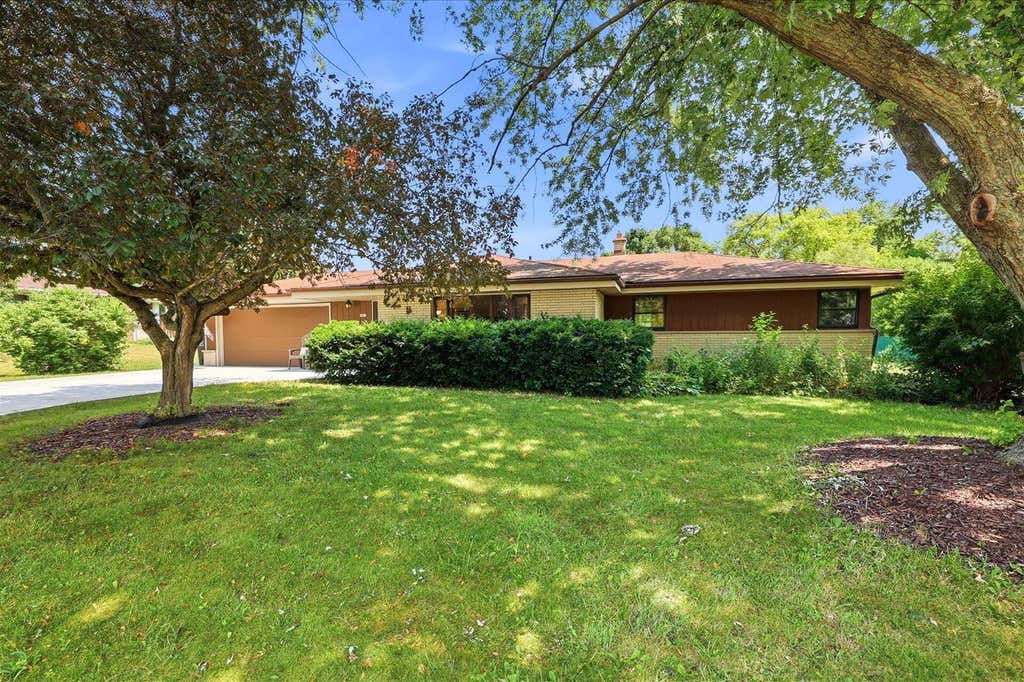 Photo of 4938 S 69th STREET, Greenfield, WI 53220 (MLS # 1973906)