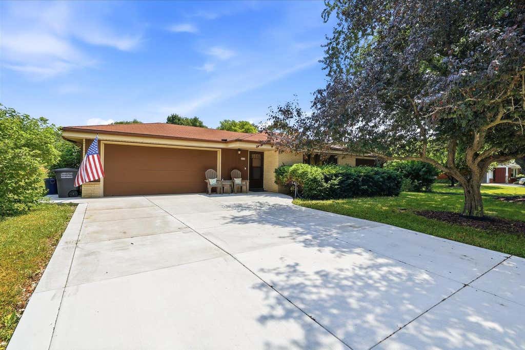 Photo of 4938 S 69th STREET, Greenfield, WI 53220 (MLS # 1973906)