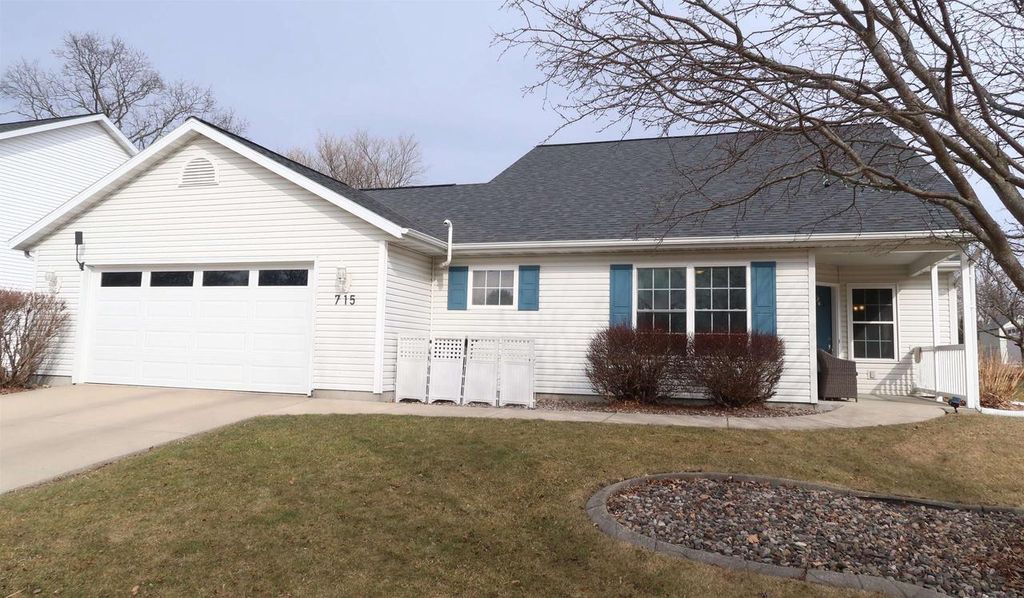 Photo of 715 N Heatherstone DRIVE, Sun Prairie, WI 53590 (MLS # 2016960)