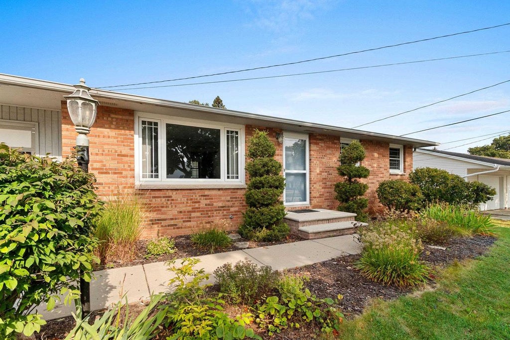Photo of 2098 True LANE, Green Bay, WI 54304 (MLS # 50332057)