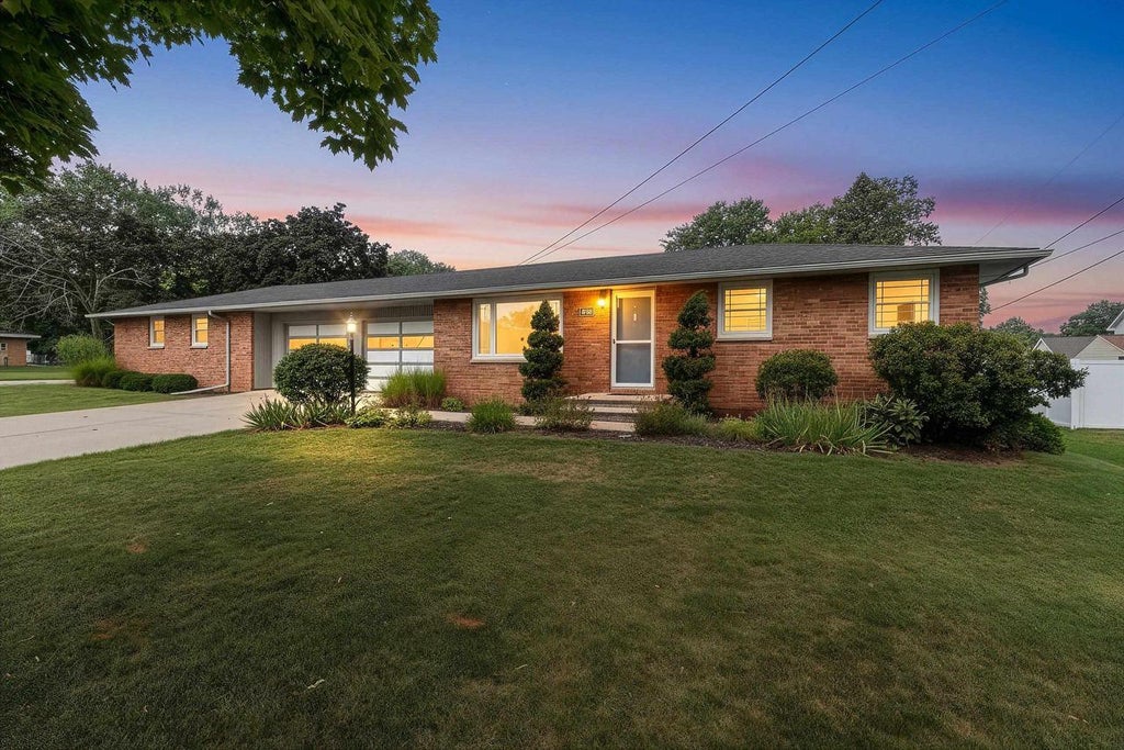Photo of 2098 True LANE, Green Bay, WI 54304 (MLS # 50332057)