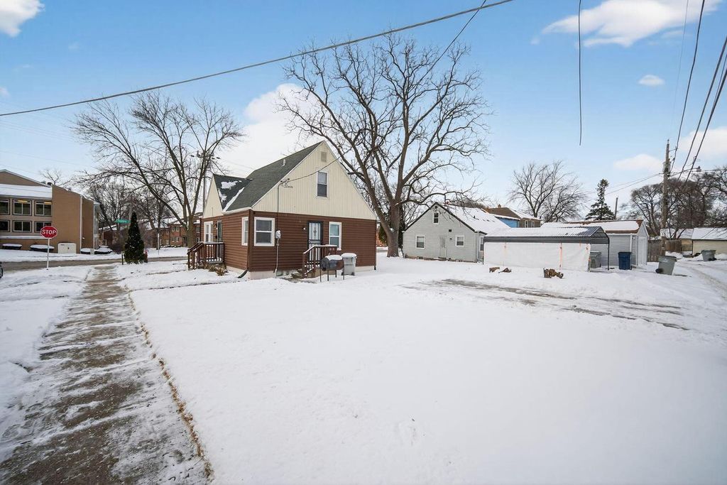 Photo of 4216 W Sheridan AVENUE, Milwaukee, WI 53209 (MLS # 1948175)