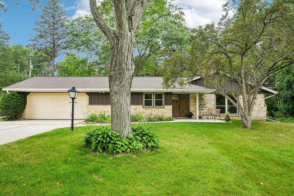 Photo of 1389 Glenbrook DRIVE, Cedarburg, WI 53012 (MLS # 1974441)
