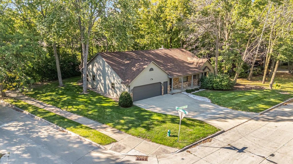 Photo of 3225 S Scarlet Oak LANE, Appleton, WI 54915 (MLS # 50333961)